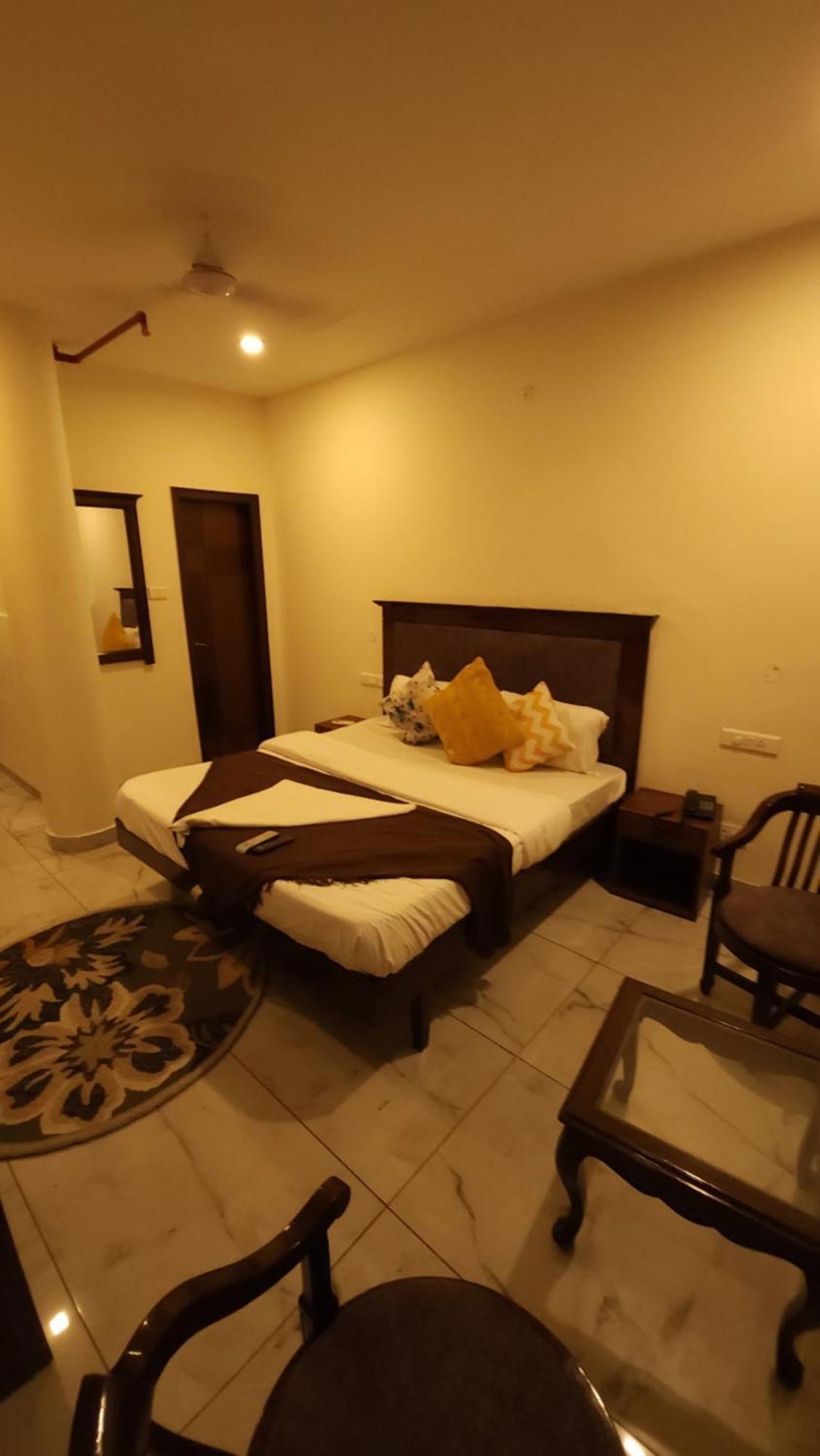 Hotel Vrs Inns Chandīgarh Zewnętrze zdjęcie